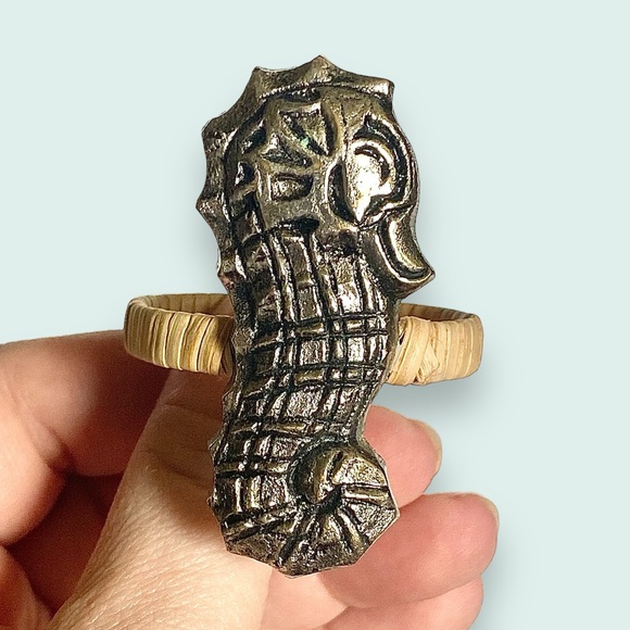 Set of 4 Design Imports Cast Brass Seahorse & Fiber Napkin Rings - Picture 5 of 10